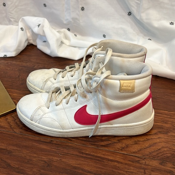 White high top Nike sneakers with hot pink swoosh - Picture 3 of 7